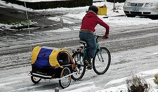 V cyklovozíku lze děti vozit i v zimě