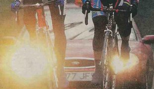 Ohrožuje denní svícení cyklisty?