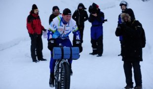 Extrémní biker Kopka vyhrál závod na sněžných kolech