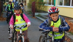 Dky koln cyklojzd poznaly dti prask ulice ze sedla kola