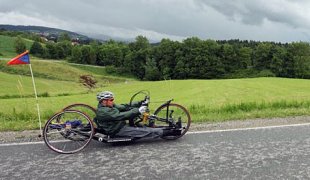 Cyklisté vyrazili na 2222 km napříč Českem a Slovenskem