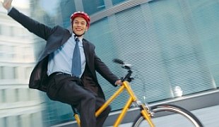 Prokázáno: dojížděním do práce na kole k většímu štěstí