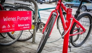 Ve Vídni mají veřejné pumpičky na přifouknutí (nejen) kola