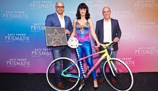 Zpěvačka Katy Perry má jízdní kolo plné barev
