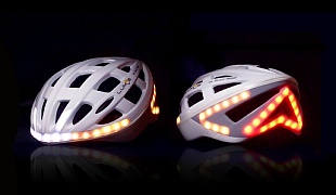 Blinkry a brzdová světla v cyklistické přilbě