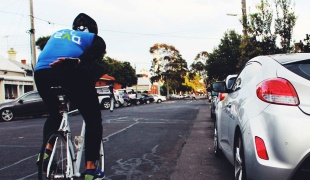 Nepřítel cyklisty ve městě: otevřené dveře automobilů. Je na ně lék?
