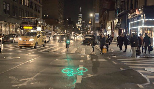 Bezpečnost cyklistů v New Yorku zvyšují i laserová světla