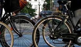 Co lidi motivuje k dojíždění do práce na kole? A co naopak brání?