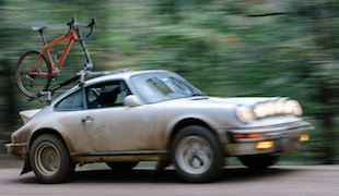 Porsche a gravel bike - společná láska Allana Thoma